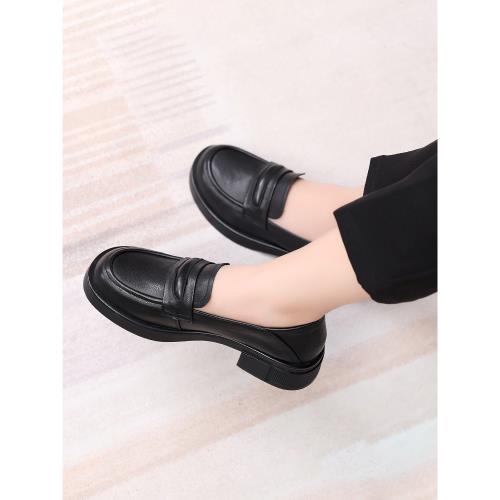 真皮軟皮軟底黑色小皮鞋平底樂福鞋媽媽單鞋大碼女鞋41一43春秋款