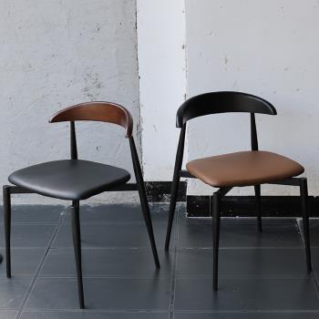 意式極簡設計師實木靠背餐椅鐵藝牛角椅子簡約家用皮面書椅餐廳椅