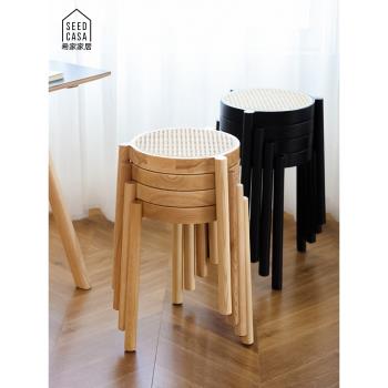 seedcasa復古實木餐椅輕奢凳子家用餐桌椅子可疊放無靠背藤編備用