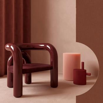北歐創意藝術設計師玻璃鋼彎管異形扶手椅樹脂電鍍單人休閑沙發椅