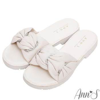 Ann’S名媛野餐局-小羊皮全真皮立體抓皺鑽條 軟Q平底涼拖鞋 -白(版型偏小)