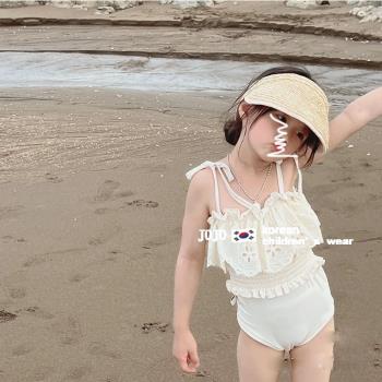 韓系童裝女童夏季連體泳衣2023洋氣寶寶刺繡花荷葉邊吊帶兒童泳裝