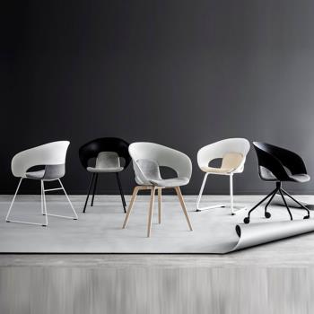 現代網紅設計輕奢異形休閑椅北歐家具酒店會議樣間板金屬腳單人椅