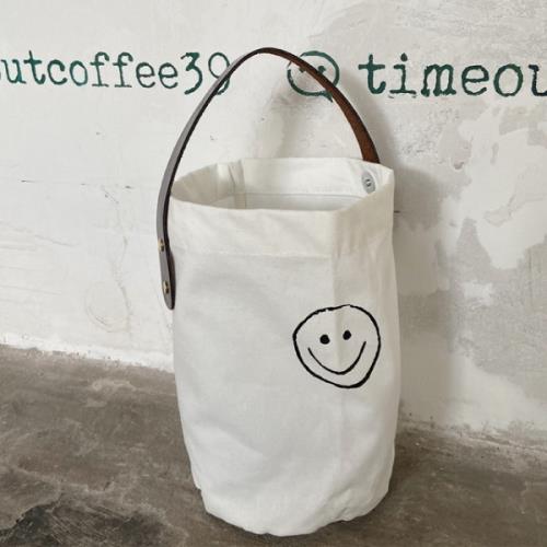 【Sayaka紗彌佳】日系休閒時尚笑臉造型皮質握把手提水筒包  -單一款式