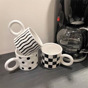 ins風黑白色棋盤格帶蓋馬克杯女生情侶陶瓷水杯家用早餐杯咖啡杯