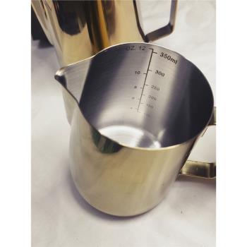 304不銹鋼加厚專業金色帶刻度尖嘴拉花缸 打奶泡杯拉花杯咖啡器具