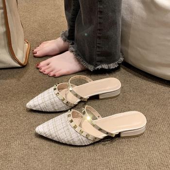 小香風尖頭半拖鞋女2023年夏季新款時尚鉚釘中跟粗跟法式包頭涼鞋