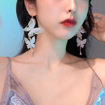 高級感輕奢小眾設計白色超仙蝴蝶流蘇耳環韓國氣質夸張耳夾耳飾女