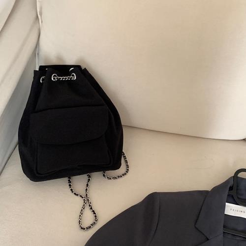 學生書包簡約休閑綢布黑色鏈條水桶包韓版抽繩大容量通勤雙肩背包