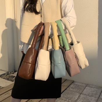 迪麗熱巴同款羽絨包女小眾設計師方格軟皮菱格充棉手提腋下方塊包