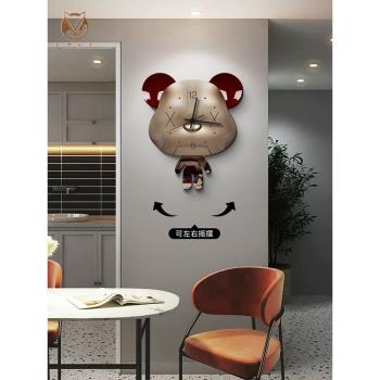 暴力熊Kaws創意掛鐘網紅潮流家用客廳鐘表2023新款餐廳裝飾時鐘畫
