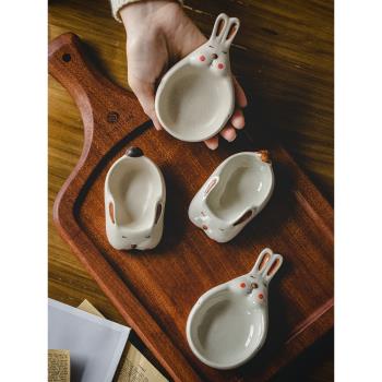 可愛兔子陶瓷蘸料碟創意家用筷子架勺托調料碟日式醬油碟個性禮物
