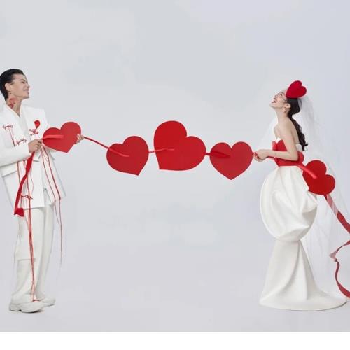 2022新款婚紗攝影道具旗子影樓創意時尚情侶寫真搞怪拍照愛心拉旗