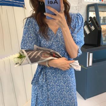 韓國ins交叉v領泡泡袖一片式藍色碎花裙女法式茶歇系帶收腰連衣裙