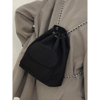 包包2023新款韓版時尚簡約束口通勤黑色抽繩鏈條雙肩包女學生背包