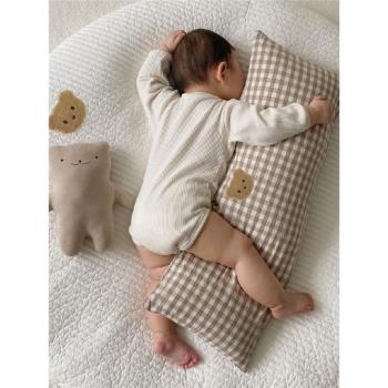 屁屁媽 韓國ins刺繡小熊格子兒童抱枕靠枕寶寶長條枕嬰兒床圍防撞