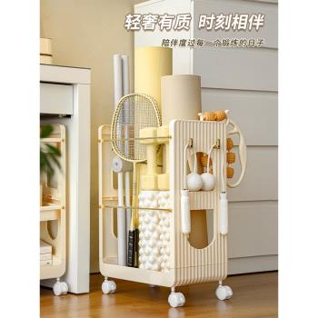 瑜伽墊收納健身器材置物架羽毛球拍運動用品放置架家用夾縫置物筐