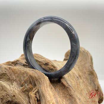 【肌容雪】天然緬甸A貨冰寬版烏雞翡翠美鐲 編號725(鐲寬55mm 厚度8.3mm 鐲高 13mm 重量 55.87g附錦盒附鑑定證書)