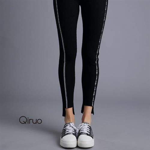 【Qiruo 奇若】黑色英文線條高彈性緊身褲1143C 側邊修飾線條