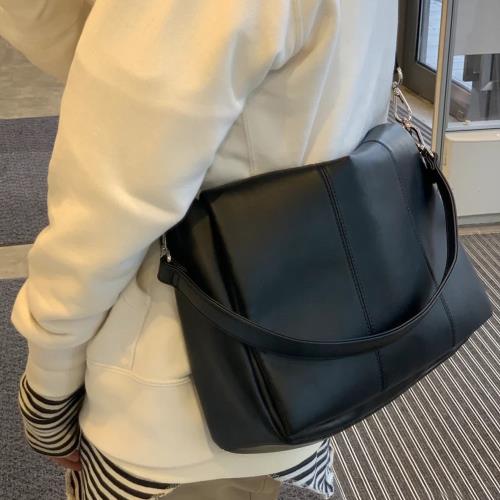 NEW MAN 男士大容量PU上學通勤包亮黑色(P306)