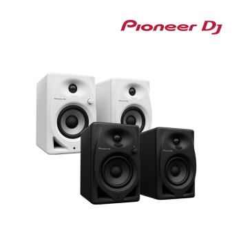 Pioneer DJ DM-40D 是一款主動式監聽喇叭，提供細緻的音色與清晰的音域。採用二色設計，適合多媒體使用。具備防磁功能，並附有聲音輸入線，方便連線裝置。產品尺寸為 146 x 227 x 223 mm，重量約 2.2kg。適合桌上型使用，提供高品質的音響表現。