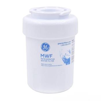 GE奇異 MWF 濾水器專為冰箱設計，美國原裝進口，尺寸長10x寬10x高28公分，重1公斤。適合600公升以上雙門冰箱，左右開門方向適用。定頻馬達型式，第5級能源效率，提供純淨水質。全機及壓縮機1年保固，無安裝服務。環保耐用，輕鬆替換冰箱濾芯，提升飲水安全。