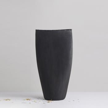 【3,co】弧形扁口花器 - 碳黑