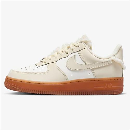 Nike 女鞋休閒鞋絨毛Air Force 1 07 LX 焦糖牛奶椰奶【運動世界