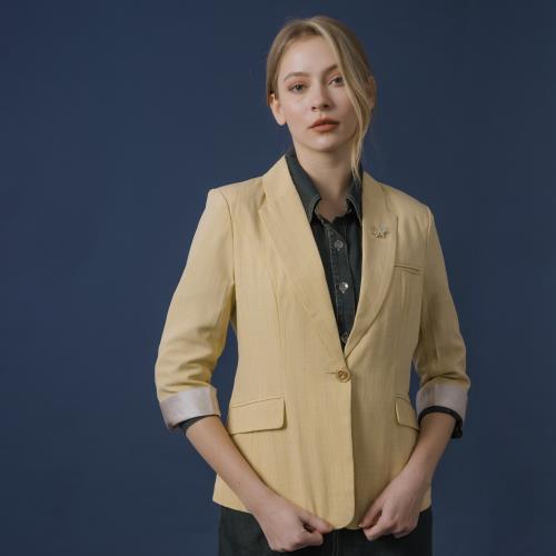 【YUTZUYA 優姿雅】淡雅柔黃星閃直條香檳金摺袖西裝外套