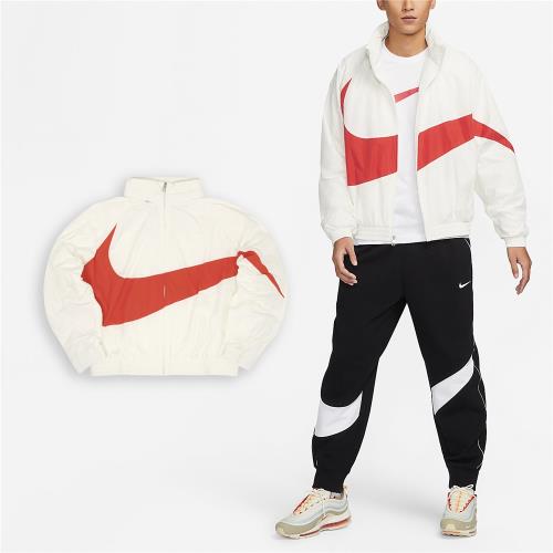 Nike 外套 Swoosh Jacket 男款 米白 紅 防潑水 寬鬆 大勾勾 可收連帽 風衣 夾克 FB7878-133