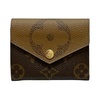 全新 LOUIS VUITTON 路易威登 M80725 Zoé Monogram 系列短夾，採用經典咖啡色系老花帆布與牛皮拼接設計，三折釦式開口，內有5個夾層，適合日常攜帶與收納。原廠防塵袋與包裝盒，來自法國歐洲直營，女性使用更為合適。