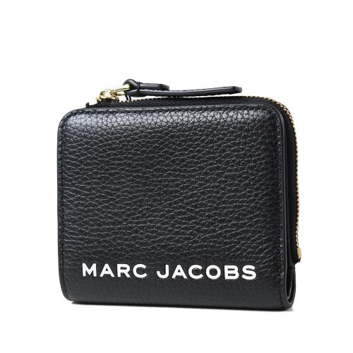 MARC JACOBS 專櫃款 白色LOGO荔枝紋對開釦式短夾-黑色