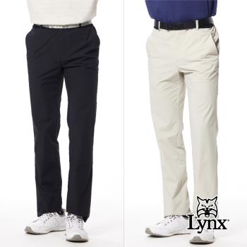 【Lynx Golf】男款彈性舒適素面外觀不對稱後袋Lynx織帶造型平口休閒長褲-黑色