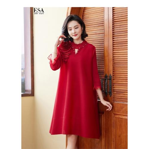 【ESA伊裳】法式浪漫名媛荷葉立體胸花綴珠壓褶洋裝