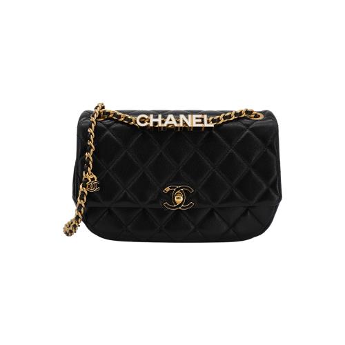 Chanel 琺瑯logo皮穿鍊羊皮斜背口蓋包(AS4740-黑)