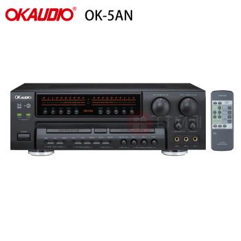 OKAUDIO OK-5AN 高傳真數位迴音卡拉OK擴大機，專為家庭KTV設計，提供優異立體聲效果與數位迴音處理。支援麥克風輸入及遙控器操作，具備1組影像輸入/輸出及音訊輸入/輸出，黑色系設計簡約耐用。臺灣製造，BSMI認證R53083，享1年保固，讓您輕鬆打造專業卡拉OK娛樂空間。