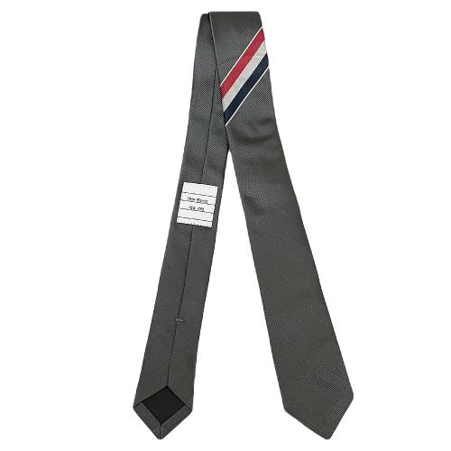 【THOM BROWNE】春夏新款 品牌經典條文窄版真絲領帶-深灰色 MNL001A F0145 025