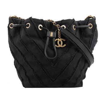 二手商品9.7成新 CHANEL V紋布質金色皮穿鍊束口水桶包(黑色)