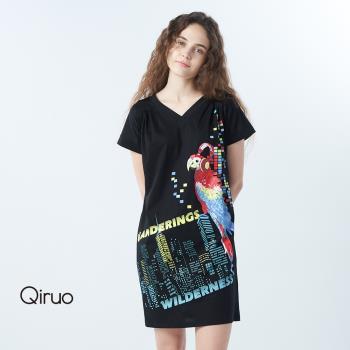 【Qiruo 奇若】專櫃黑色時尚V嶺小洋裝2068F 彩色鸚鵡圖騰