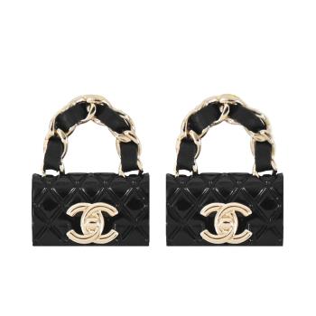 CHANEL 經典雙C LOGO皮革裝飾COCO包造型穿式耳環(黑金)
