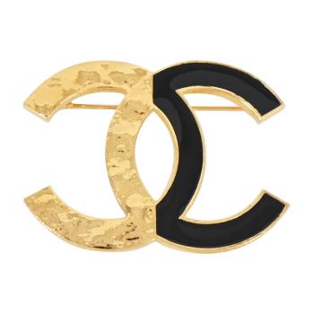 CHANEL 經典黑色琺瑯刻紋雙C LOGO造型胸針(金色)