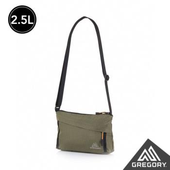 【GREGORY】2.5L CROSSBODY AL 輕量肩揹包 卡其綠 GG138248
