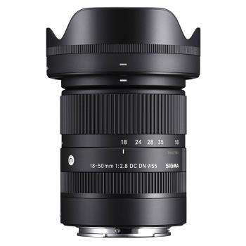  SIGMA 適馬 18-50mm F/2.8 DC DN Contemporary 是一款輕巧的 APS-C 廣角變焦鏡頭，適用於 Canon RF 接環。具備恆定 F2.8 大光圈，焦距 18-50mm，最近對焦距離僅 12.1cm (廣角端)，完美適合人像、旅遊攝影。鏡片組包含 1 片 SLD 及 3 片非球面鏡片，確保高畫質表現。濾鏡尺寸 55mm，重量僅 300g，直徑 69.2mm x 長度 74.5mm。隨附前後蓋及 LH582-02 遮光罩，36 個月以上公司貨保固，放大倍率 1:2.8 (廣角端)，是微單相機的理想選擇。 