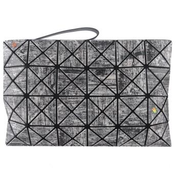 ISSEY MIYAKE 三宅一生 BAOBAO 幾何方格4x6木紋昆蟲手拿包(黑灰)-慈濟