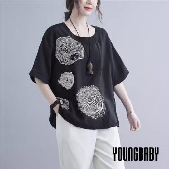 【YOUNGBABY中大碼】圓領斜排釦年輪不規則印花棉麻上衣．共2色 中大尺碼女裝