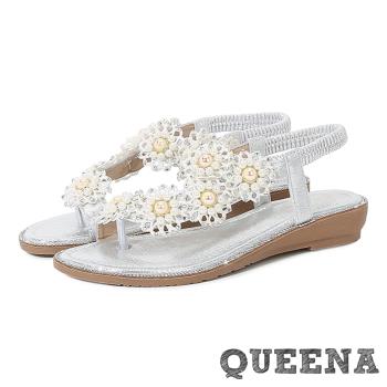 【QUEENA】蕾絲珍珠夾腳坡跟涼鞋/浪漫蕾絲珍珠花朵夾腳7字造型坡跟涼鞋 女鞋 銀