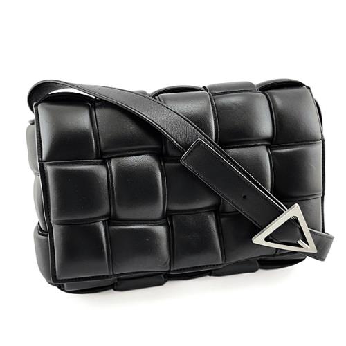 九五成新展示品！BOTTEGA VENETA 黑色編織大格紋三角銀釦斜背枕頭包