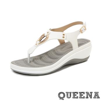 【QUEENA】金屬釦T字坡跟夾腳涼鞋/百搭時尚金屬釦T字造型坡跟厚底夾腳涼鞋 女鞋 白