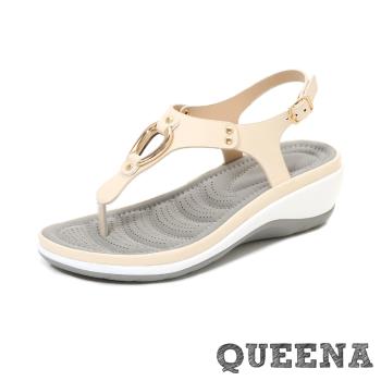 【QUEENA】金屬釦T字坡跟夾腳涼鞋/百搭時尚金屬釦T字造型坡跟厚底夾腳涼鞋 女鞋 杏