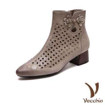 【VECCHIO】全真皮尖頭高跟短靴/全真皮頭層牛皮復古中國風縷空窗花格盤釦造型尖頭高跟短靴 女鞋 卡其